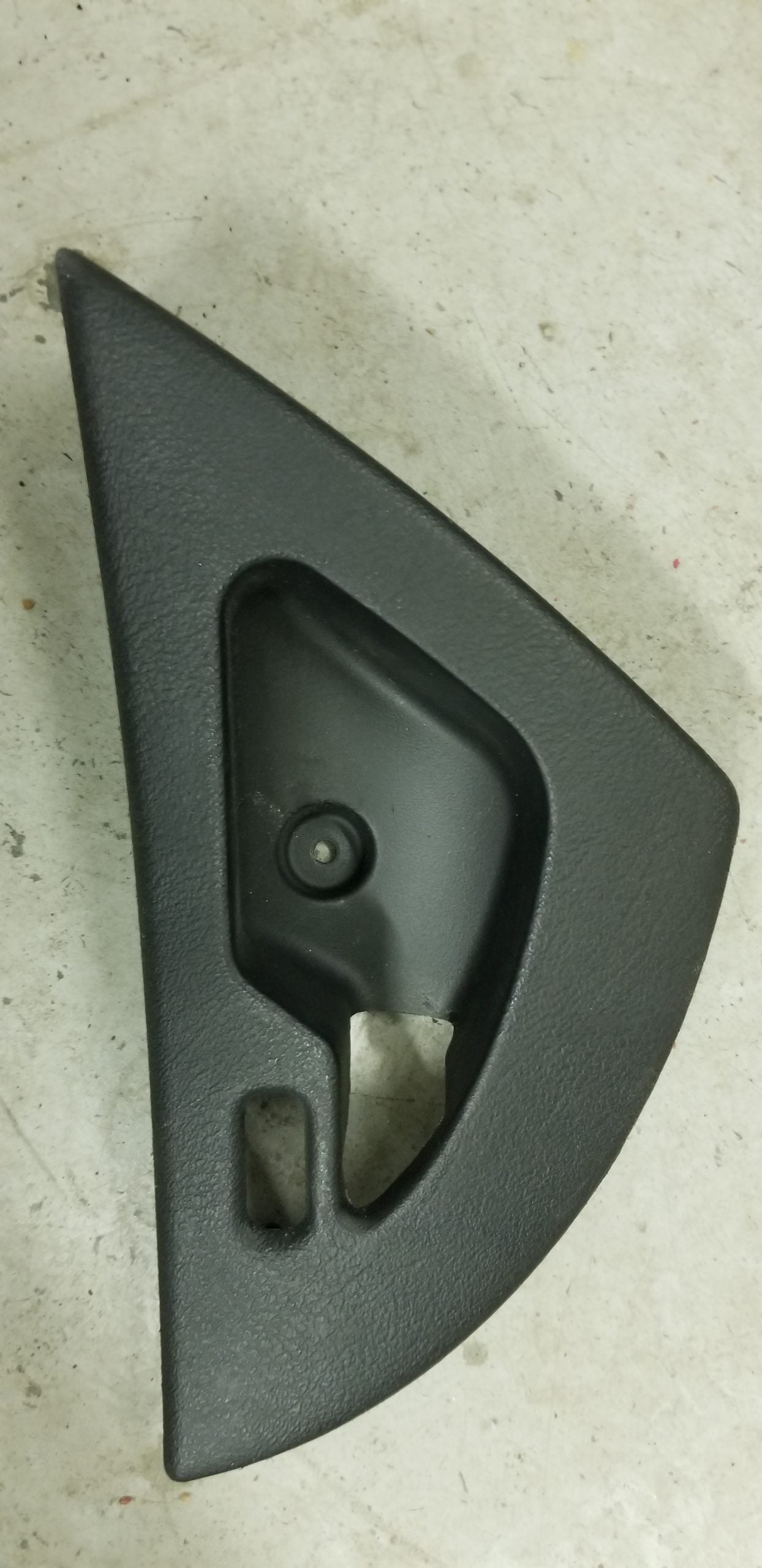 Gen 2 rh inner door handle bezel
